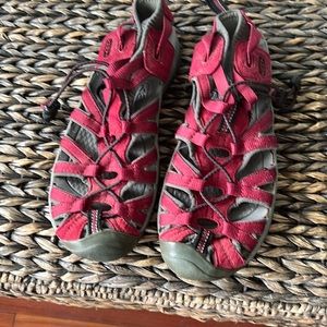 Women’s Keen water shoe/sandal size 8 burgundy GUC